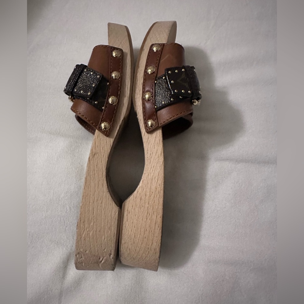 LOUIS VUITTON 
Calfskin Monogram Cottage Mule Cognac